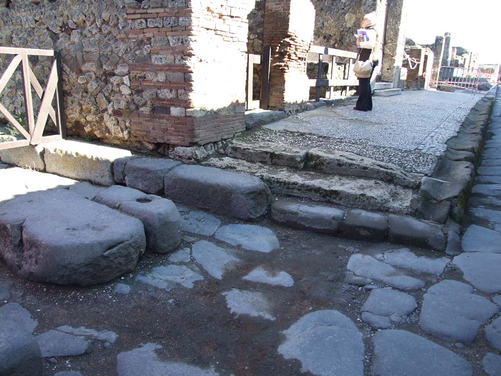 VII.7.12 Pompeii. March 2009. Corner of Via Marina and Vicolo del Gigante. Looking east.