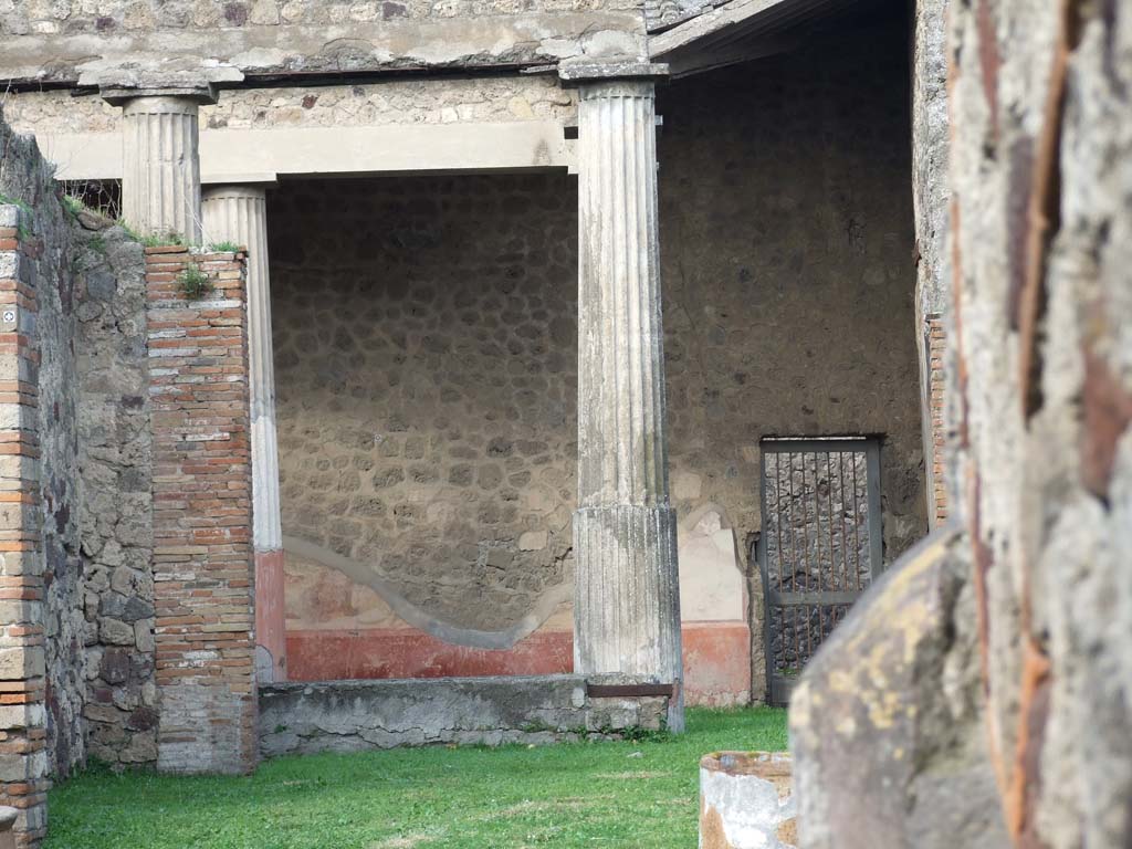 VII.7.13 Pompeii. December 2006. Looking north, towards doorway in north wall of peristyle from VII.7.10.