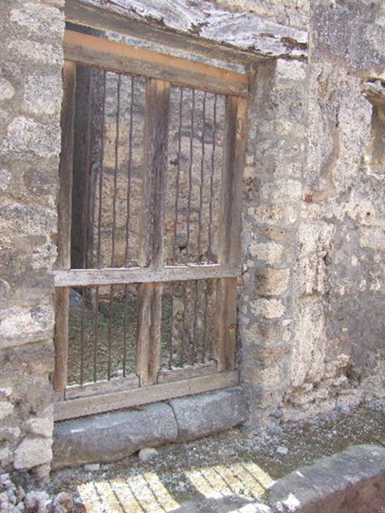 VII.7.14 Pompeii. September 2005. Rear entrance doorway, looking south into corridor (r) and room (s).