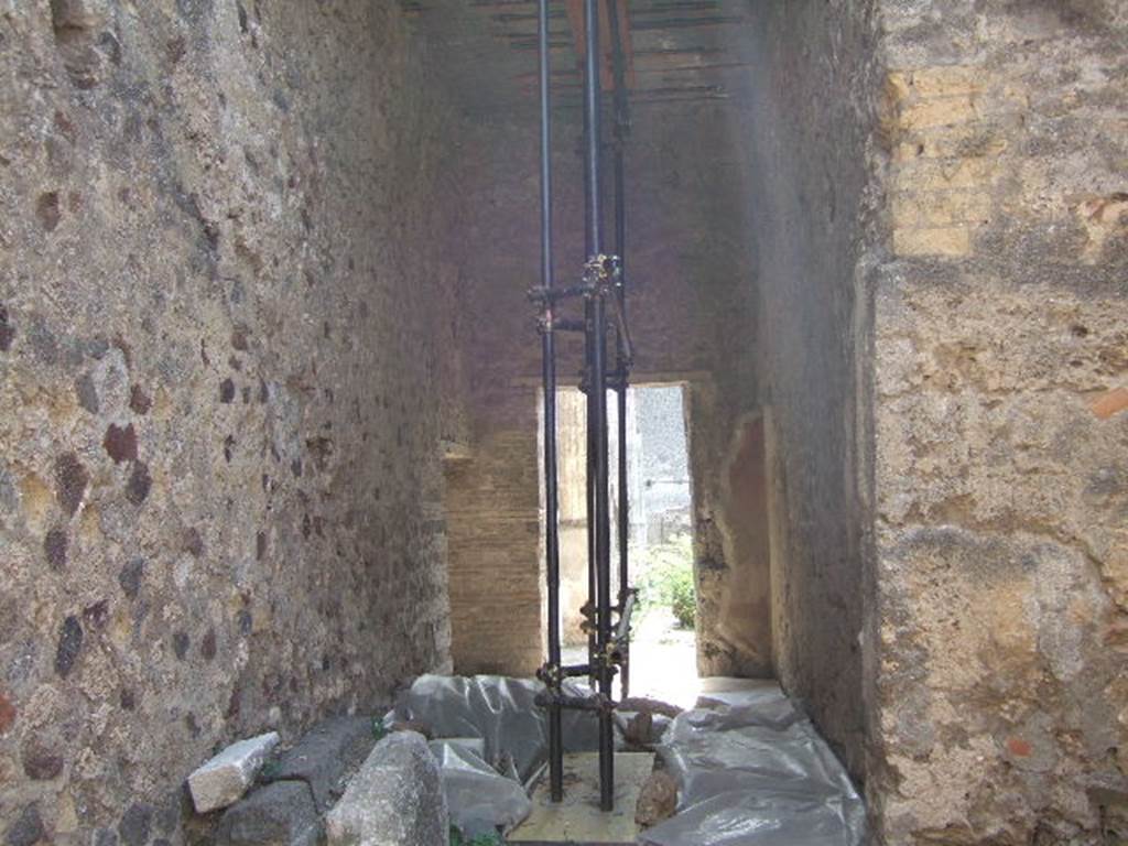 VII.7.14 Pompeii. September 2005. Looking south along corridor (r) leading to peristyle (l).