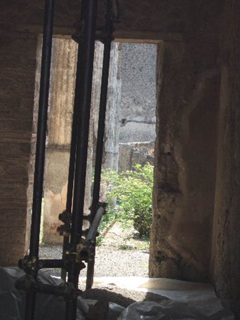 VII.7.14 Pompeii. September 2005. Looking south across peristyle (l), from corridor (r).