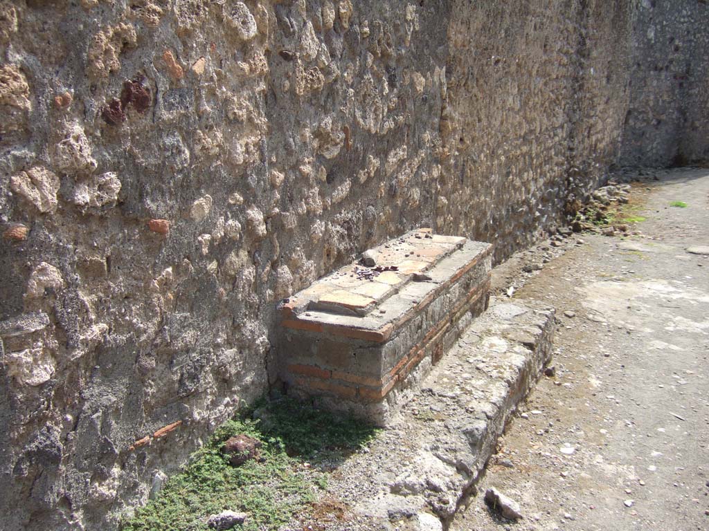 VII.7.16 Pompeii. September 2005. Bench on south side of entrance in Vicolo del Gallo.