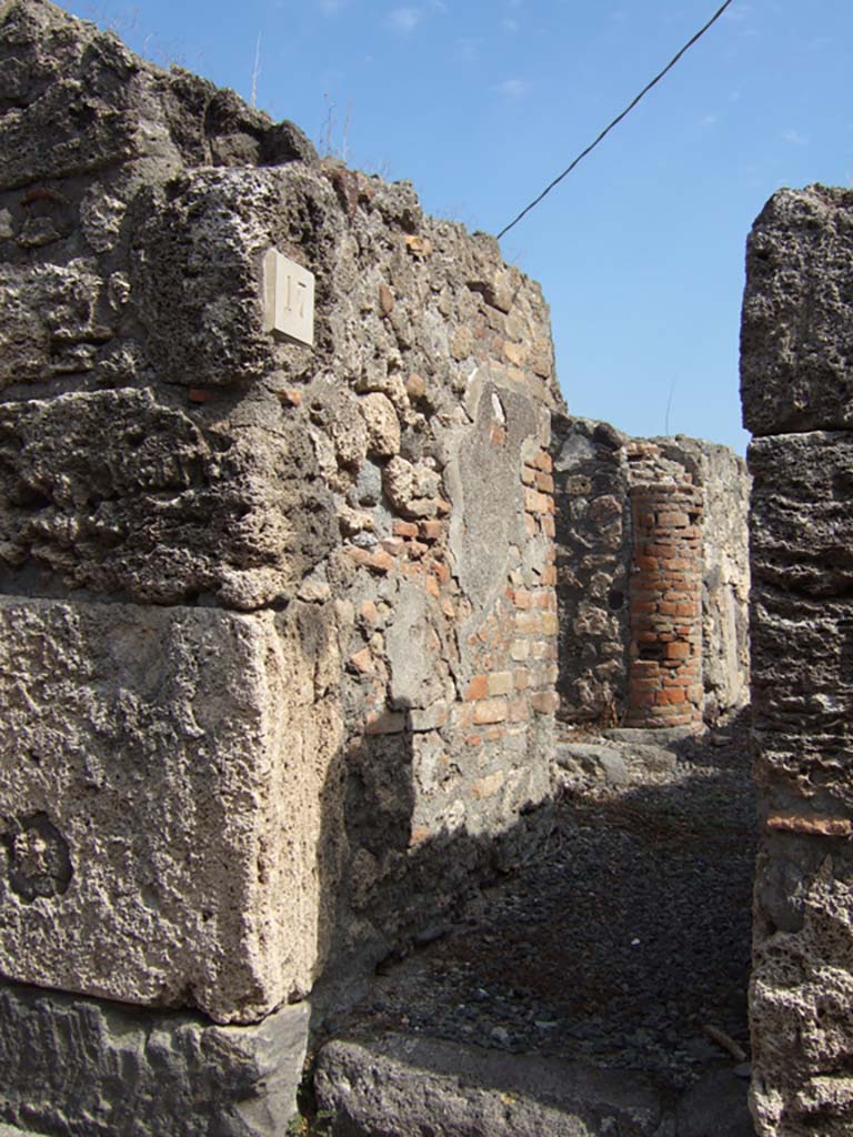 VII.7.17 Pompeii. September 2005. Looking east into entrance doorway.