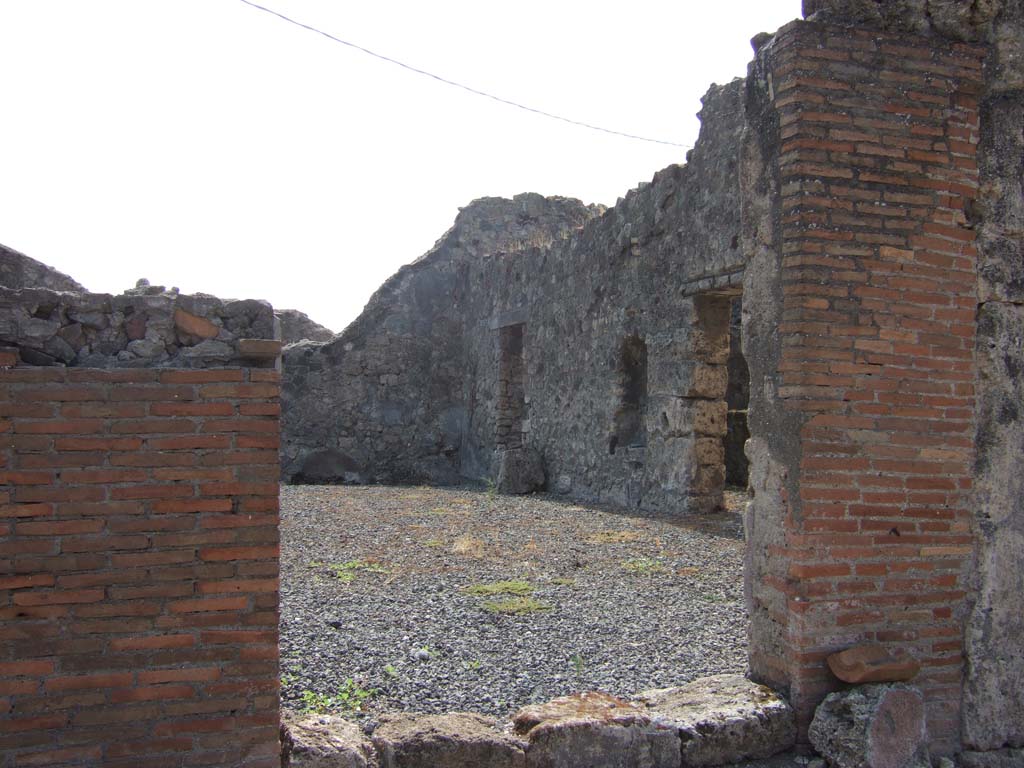 VII.7.19 Pompeii. September 2005. West side of atrium. 
According to Eschebach, on the right were three doorways. In the centre would have been the doorway to the kitchen, between those of cubicula.
See Eschebach, L., 1993. Gebäudeverzeichnis und Stadtplan der antiken Stadt Pompeji. Köln: Böhlau. (p.302)
