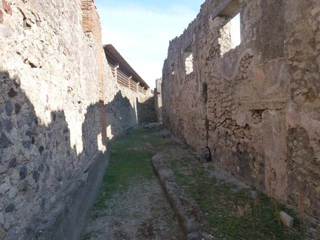 VII.7.23 Pompeii. June 2012. Looking south along small alley or vicolo, leading to VII.7.23.