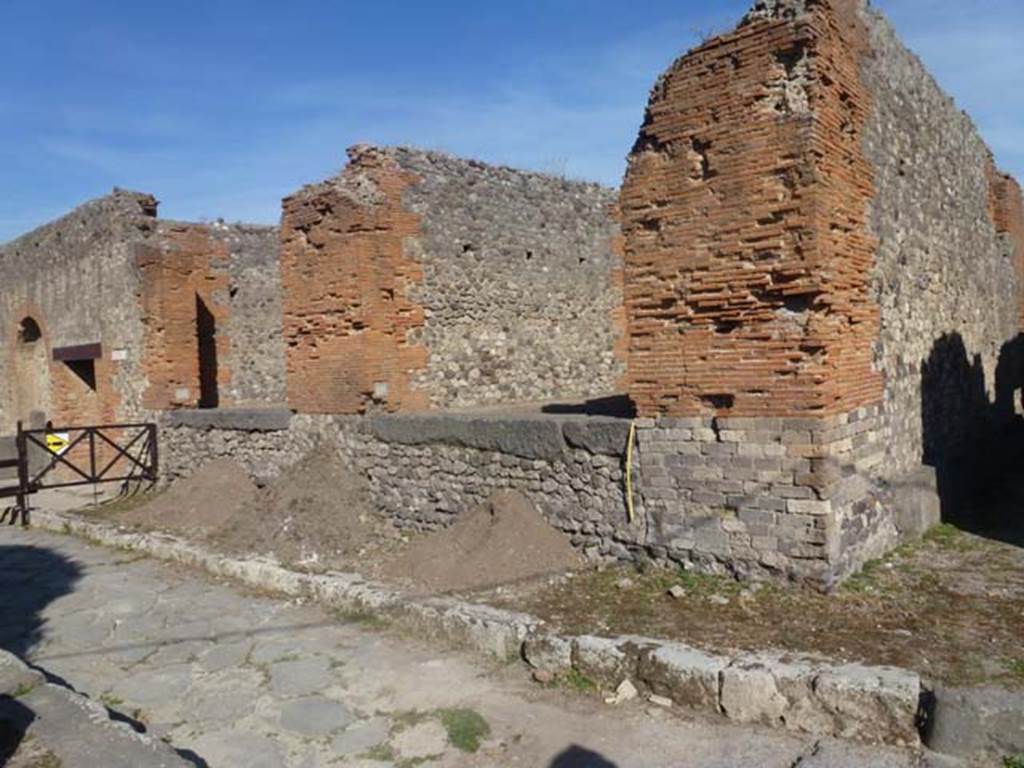 VII.7.25, on left, and VII.7.24, right of centre. June 2012. Looking south-east across Vicolo dei Soprastanti.