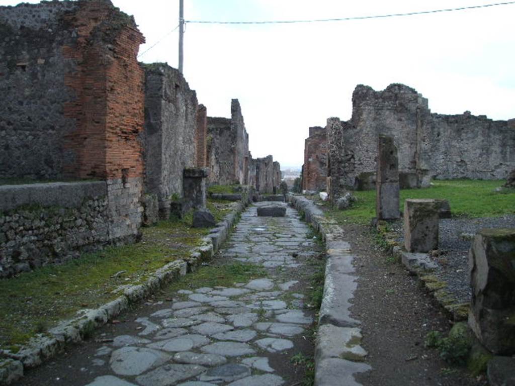 VII.7.24 Pompeii. December 2005. Vicolo dei Soprastanti, looking west. VII.6 on right.