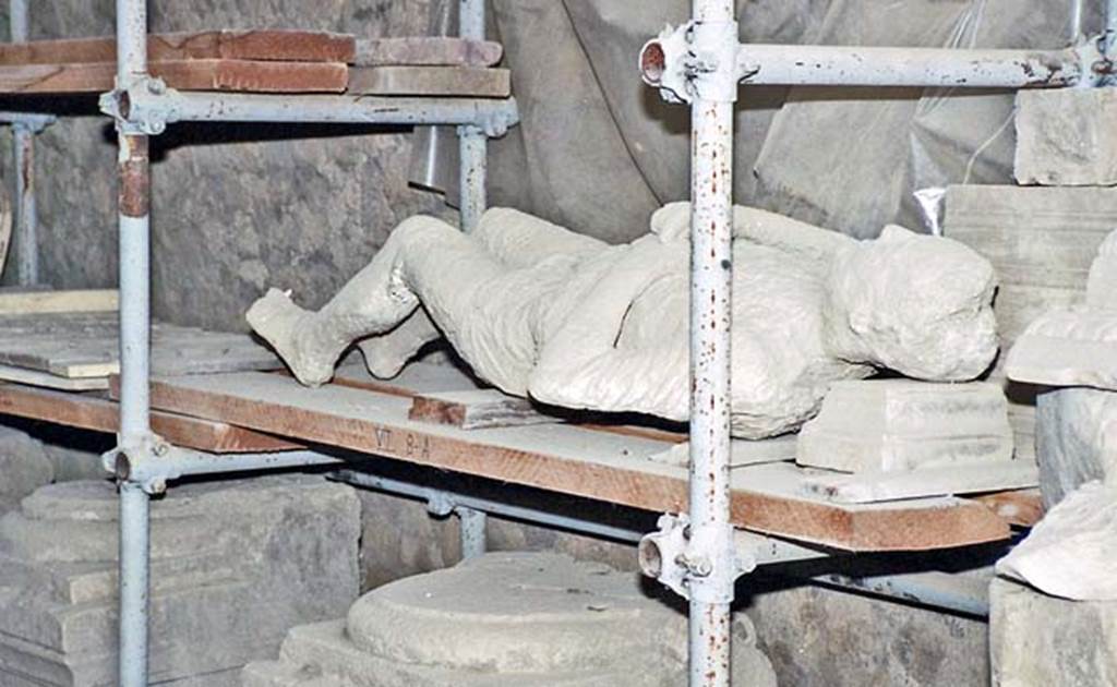 VII.7.29 Pompeii. October 2001. Plaster cast of a fugitive from the eruption, on display.  He was found in 1889 just outside the Stabian Gate. Photo courtesy of Peter Woods.

