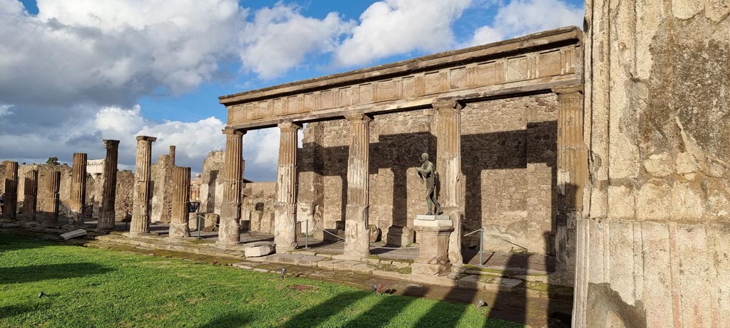 VII.7.32 Pompeii. December 2023. Looking north-east towards east portico. Photo courtesy of Miriam Colomer.