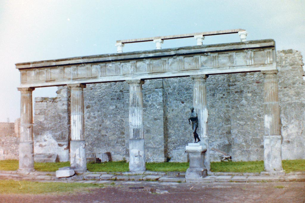 VII.7.32 Pompeii. 4th April 1980, pre-earthquake. Looking towards the east side. Photo courtesy of Tina Gilbert.