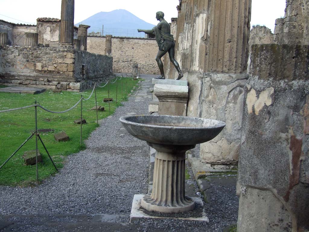 VII.7.32 Pompeii. December 2006. Looking north along east side of colonnade.