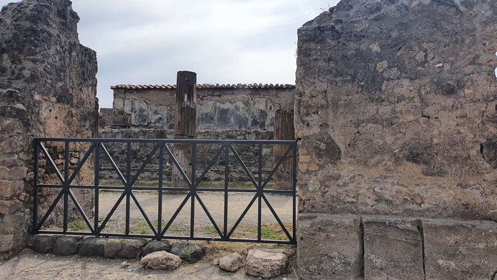 VII.7.32 Pompeii. August 2021. “Closed doorway” from west side of Forum into Temple. Looking south-west.
Foto Annette Haug, ERC Grant 681269 DÉCOR.
