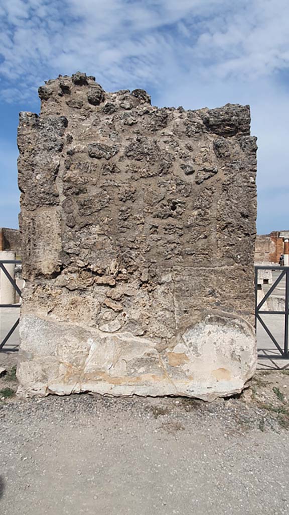 VII.7.32 Pompeii. August 2021. 
Looking east to wall between entrances, as on left in photo below.
Foto Annette Haug, ERC Grant 681269 DÉCOR.
