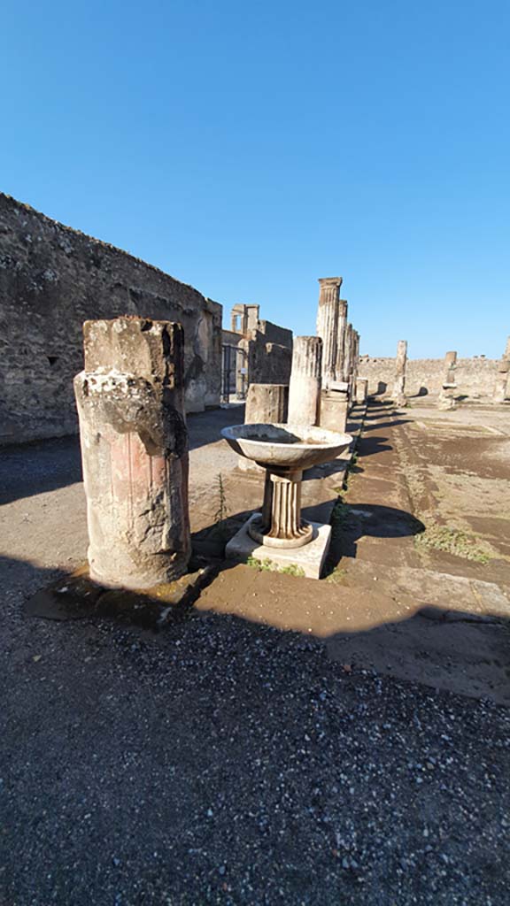 VII.7.32 Pompeii. July 2021. 
Looking west across south portico from south-east corner.
Foto Annette Haug, ERC Grant 681269 DÉCOR.
