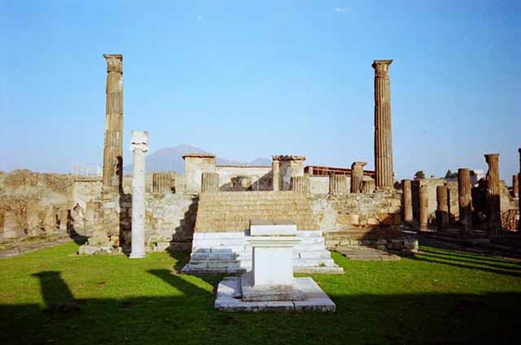 VII.7.32 Pompeii. May 2010. Looking north towards altar and podium. Photo courtesy of Rick Bauer.