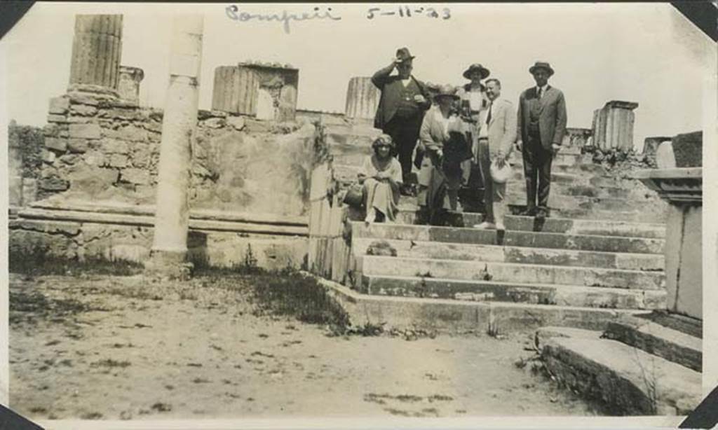 VII.7.32 Pompeii. May 1923. Looking north to steps to podium. Photo courtesy of Rick Bauer.