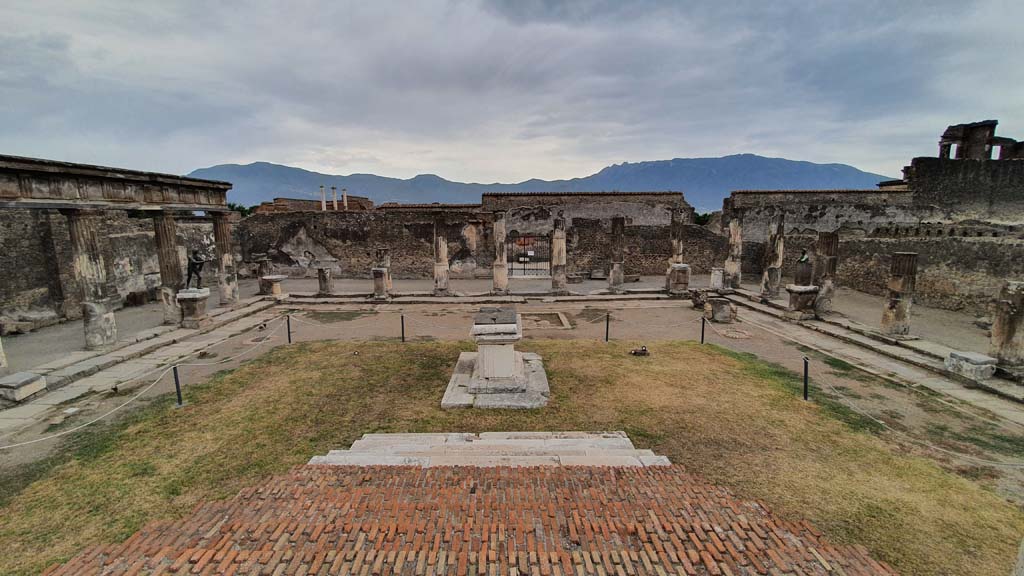 VII.7.32 Pompeii. August 2021. Looking south across Temple from top of stairs to podium.
Foto Annette Haug, ERC Grant 681269 DÉCOR.
