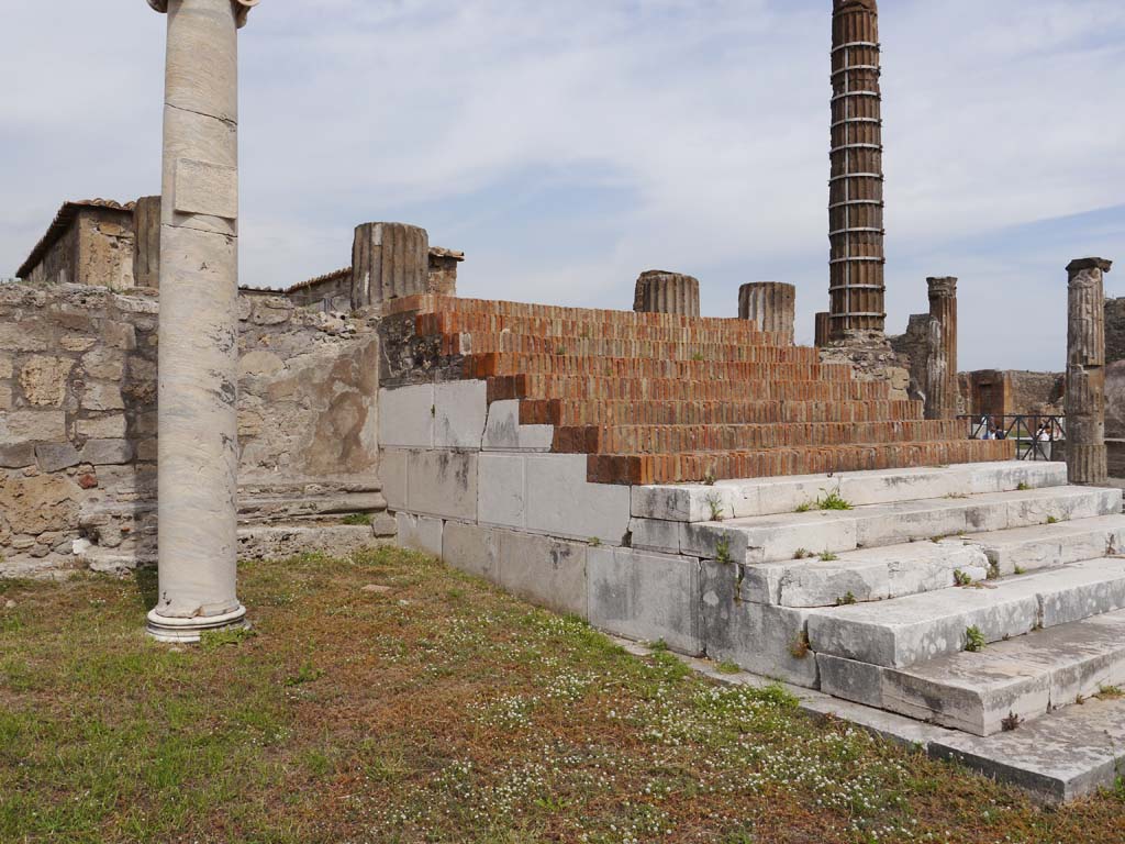 VII.7.32, Pompeii. September 2018. Looking north-east towards steps to podium and cella.
Foto Anne Kleineberg, ERC Grant 681269 DÉCOR.
