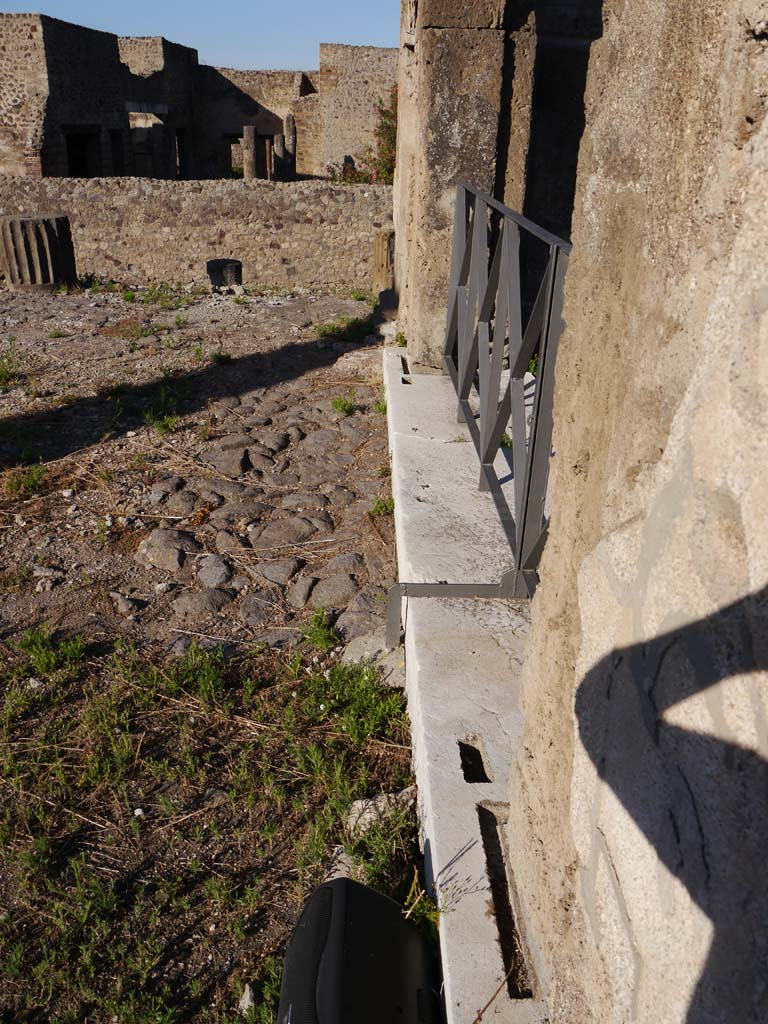 VII.7.32, Pompeii. September 2018. Looking west across threshold of cella entrance doorway. 
Foto Anne Kleineberg, ERC Grant 681269 DÉCOR.
