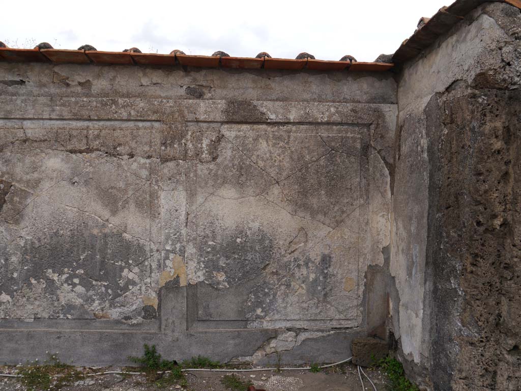 VII.7.32, Pompeii. September 2018. Looking towards east wall in south-east corner.
Foto Anne Kleineberg, ERC Grant 681269 DÉCOR.

