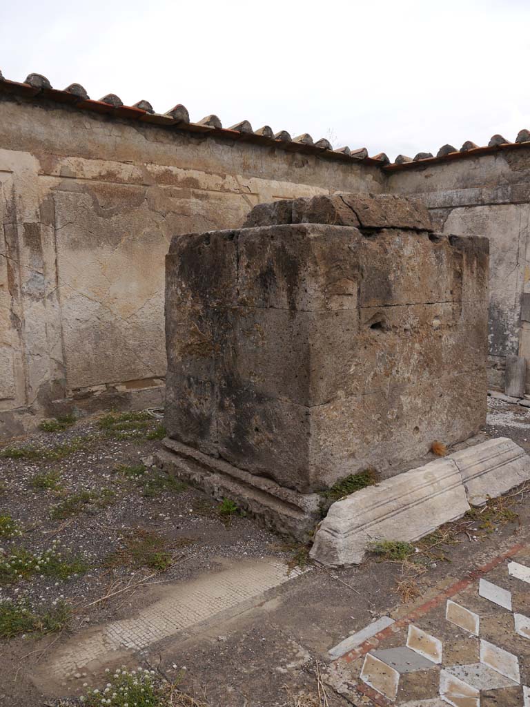 VII.7.32, Pompeii. September 2018. Looking north-east towards altar in cella.
Foto Anne Kleineberg, ERC Grant 681269 DÉCOR.
