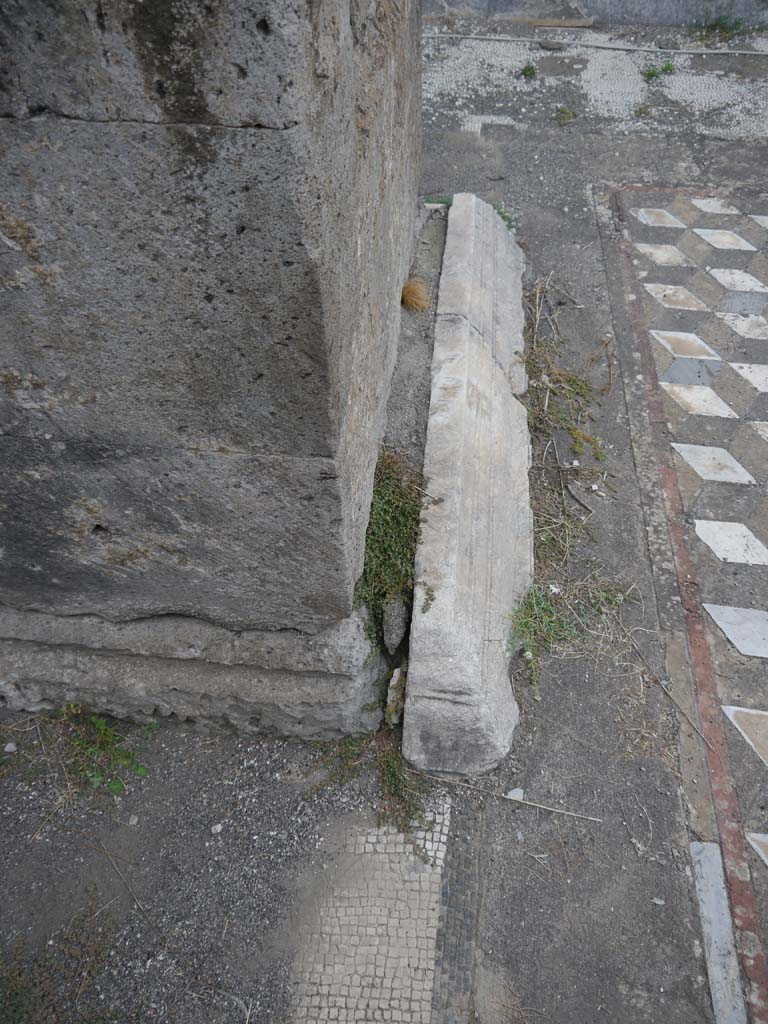 VII.7.32, Pompeii. September 2018. Looking east along south side of base.  
Foto Anne Kleineberg, ERC Grant 681269 DÉCOR.
