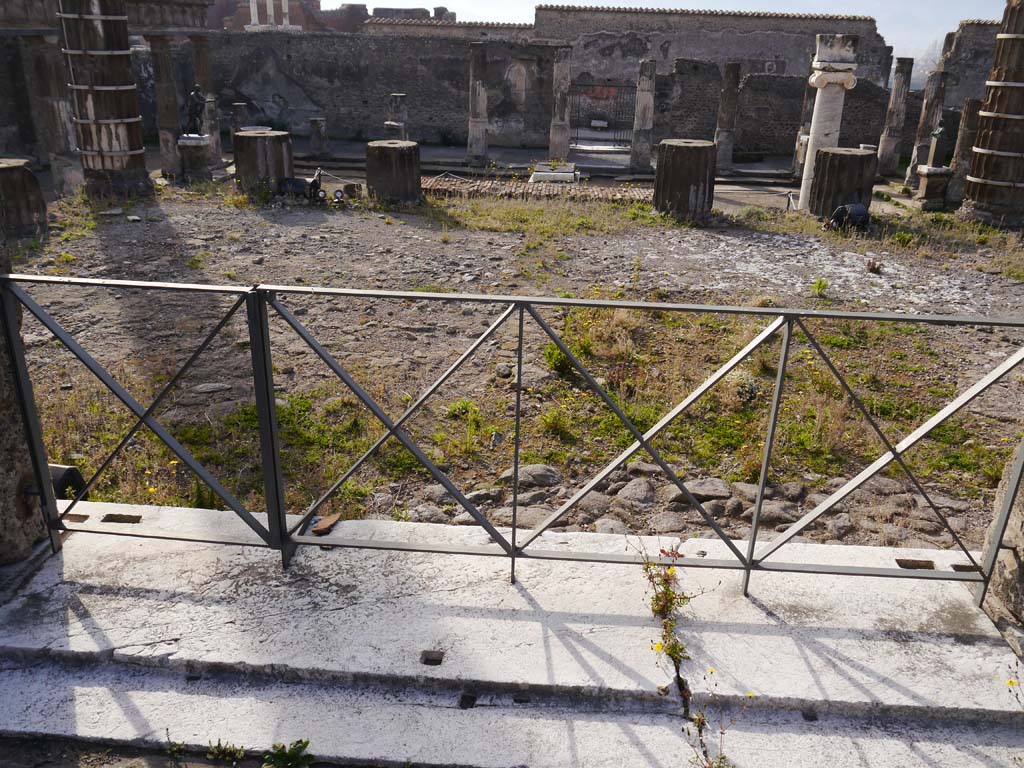 VII.7.32 Pompeii. March 2019. Looking south from entrance doorway threshold from cella onto podium. 
Foto Anne Kleineberg, ERC Grant 681269 DÉCOR.


