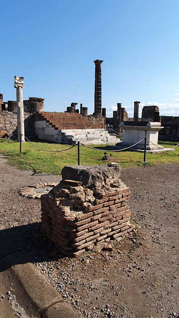 VII.7.32 Pompeii. July 2021. 
Looking north-east towards masonry base in south-west corner.
Foto Annette Haug, ERC Grant 681269 DÉCOR.
