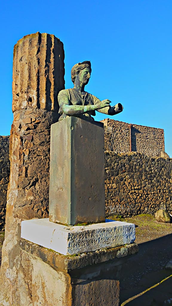 VII.7.32 Pompeii. December 2019. 
Looking north-west to statue of Artemis. Photo courtesy of Giuseppe Ciaramella.
