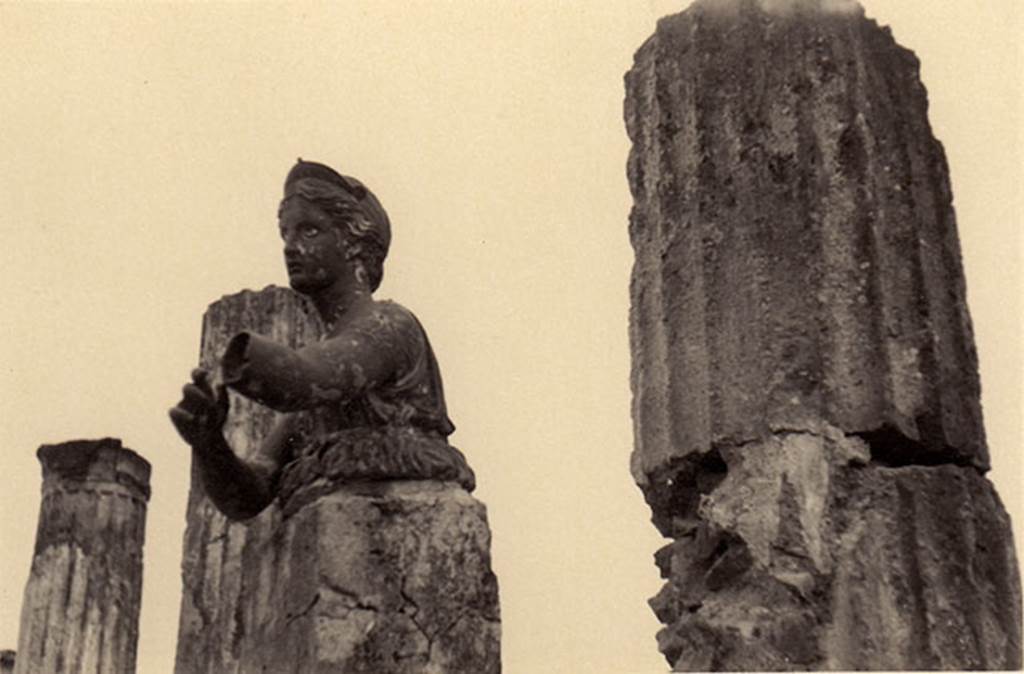 VII.7.32 Pompeii. 1939. The statue of Artemis is in front of the third column on the west side. Photo courtesy of Drew Baker.