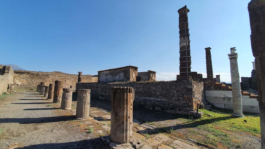 VII.7.32 Pompeii. July 2021. Looking north-east from west portico.
Foto Annette Haug, ERC Grant 681269 DÉCOR.
