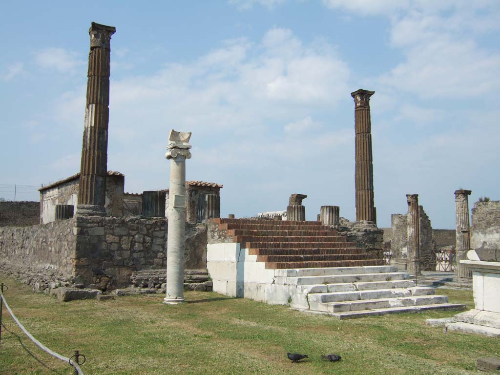 VII.7.32 Pompeii. May 2006. Sundial on west side of steps to podium. 