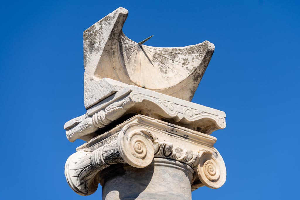 VII.7.32 Pompeii. October 2023. Detail of sundial in Temple of Apollo. Photo courtesy of Johannes Eber.