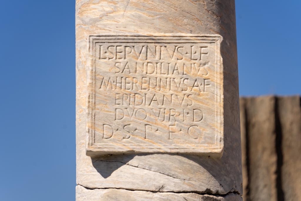 VII.7.32 Pompeii. October 2023. Plaque on sundial. Photo courtesy of Johannes Eber.
According to Cooley, this translated as –
Lucius Sepunius Sandilianus, son of Lucius, and Marcus Herennius Epidianus, son of Aulus, duumvirs with judicial power, saw to this being made at their own expense.    [CIL X 802]
See Cooley, A. and M.G.L., 2004. Pompeii: A Sourcebook. London: Routledge. (p.85) 

According to Epigraphik-Datenbank Clauss/Slaby (See www.manfredclauss.de), it read as –
L(ucius) Sepunius L(uci) f(ilius)
Sandilianus
M(arcus) Herennius A(uli) f(ilius)
Epidianus
duovir(i) i(ure) d(icundo)
d(e) s(ua) p(ecunia) f(aciendum) c(uraverunt)    [CIL X 802]
