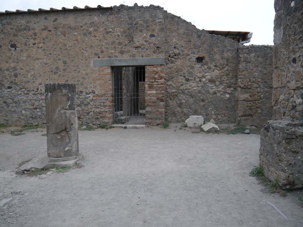 VII.7.32 Pompeii. September 2018. Looking north to north-east corner of Temple, with doorway leading to VII.7.30.
The small room where the painting of Bacchus and Silenus was found would have been to the left through this doorway.
Foto Anne Kleineberg, ERC Grant 681269 DÉCOR.

