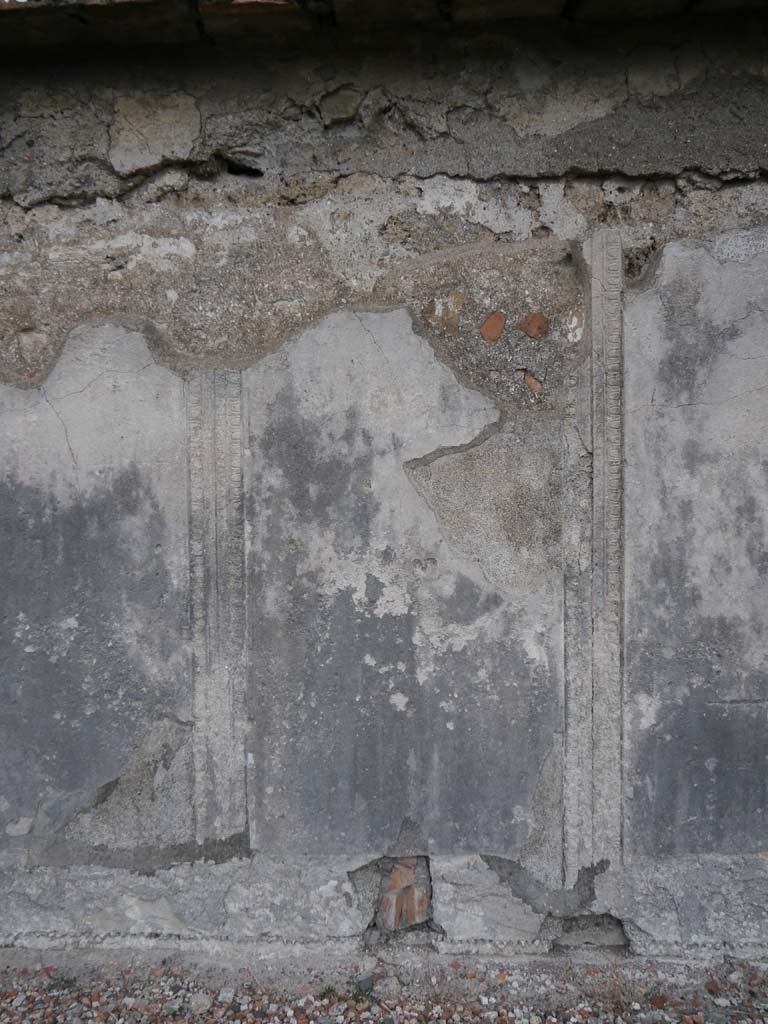 VII.7.32, Pompeii. September 2018. 
Detail of stucco decoration on exterior east wall of cella towards the north end.
Foto Anne Kleineberg, ERC Grant 681269 DÉCOR.
