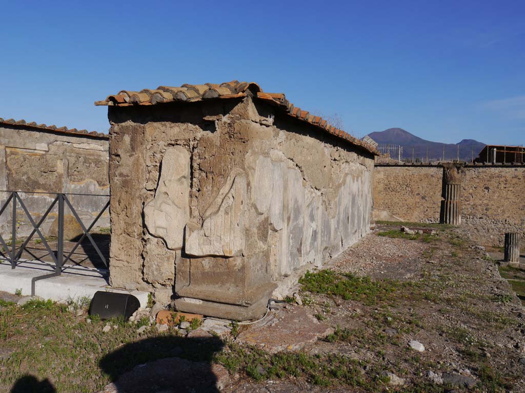 VII.7.32, Pompeii. September 2018. Looking north along exterior east side of cella.
Foto Anne Kleineberg, ERC Grant 681269 DÉCOR.
