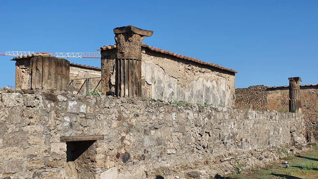 VII.7.32 Pompeii. July 2021. Looking north along east side of podium and cella.
Foto Annette Haug, ERC Grant 681269 DÉCOR.

