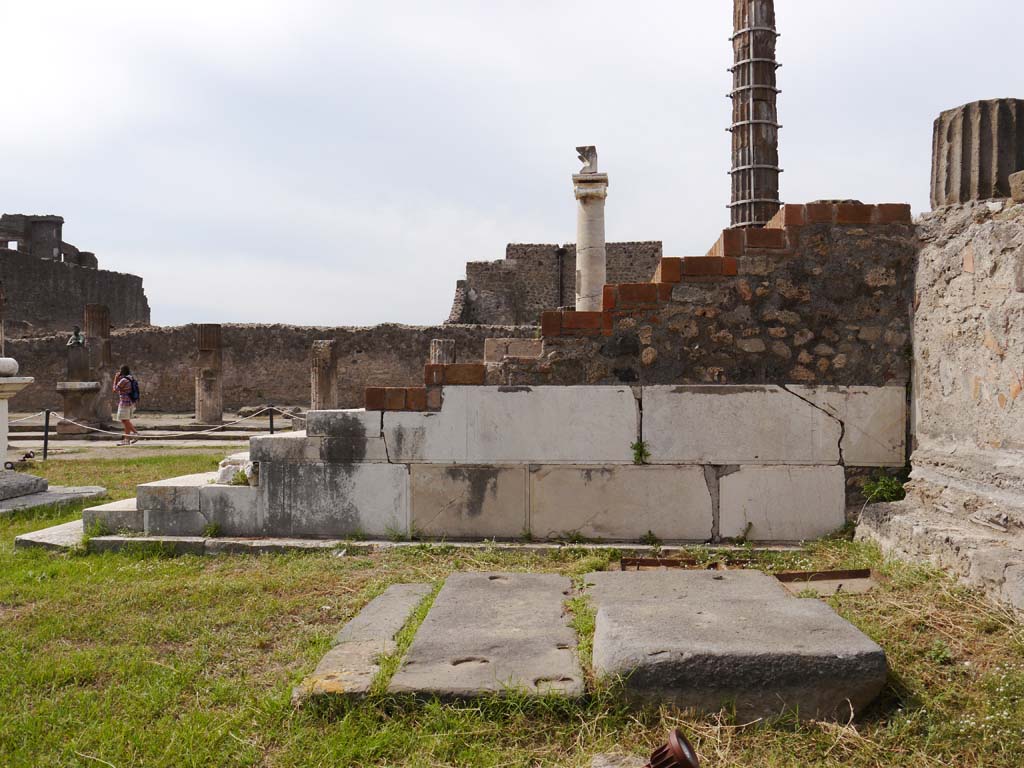 VII.7.32, Pompeii. September 2018. Looking west towards east side of steps.
Foto Anne Kleineberg, ERC Grant 681269 DÉCOR.
