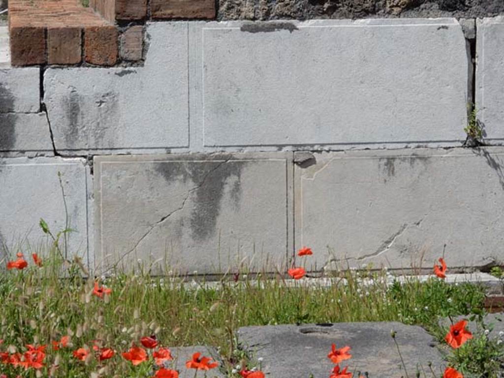 VII.7.32 Pompeii. May 2018. Details of stones at side of steps. Photo courtesy of Buzz Ferebee.