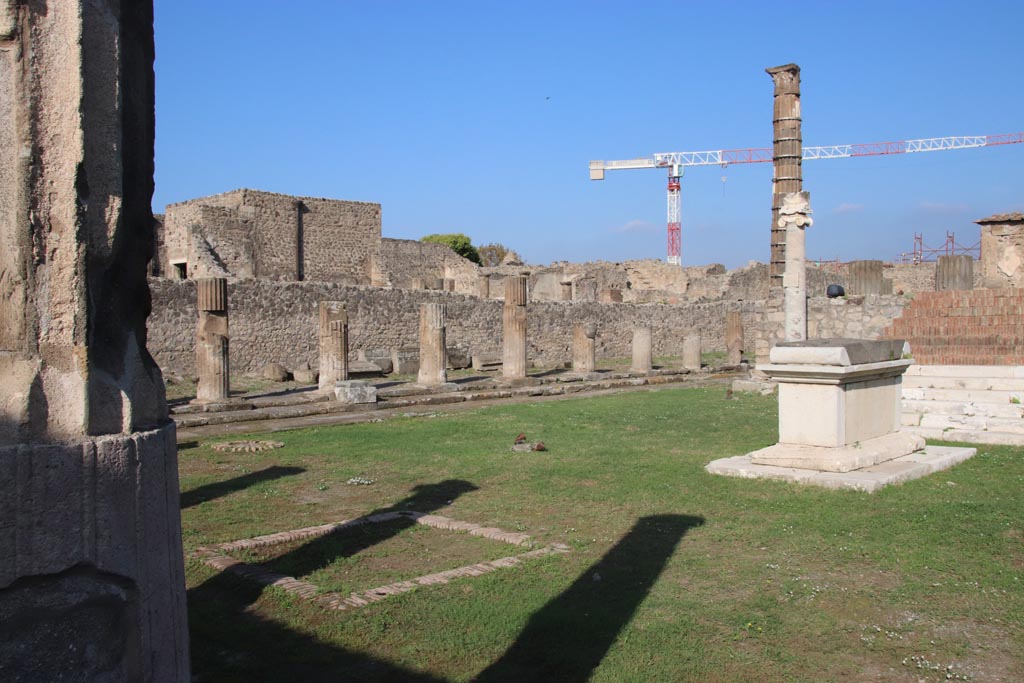 VII.7.32 Pompeii. October 2023. Looking north-west towards west side from south-east corner. Photo courtesy of Klaus Heese.