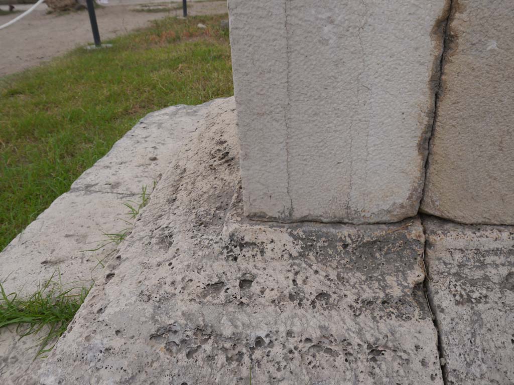 VII.7.32 Pompeii. September 2018. Looking west along south end of base of altar
Foto Anne Kleineberg, ERC Grant 681269 DÉCOR.
