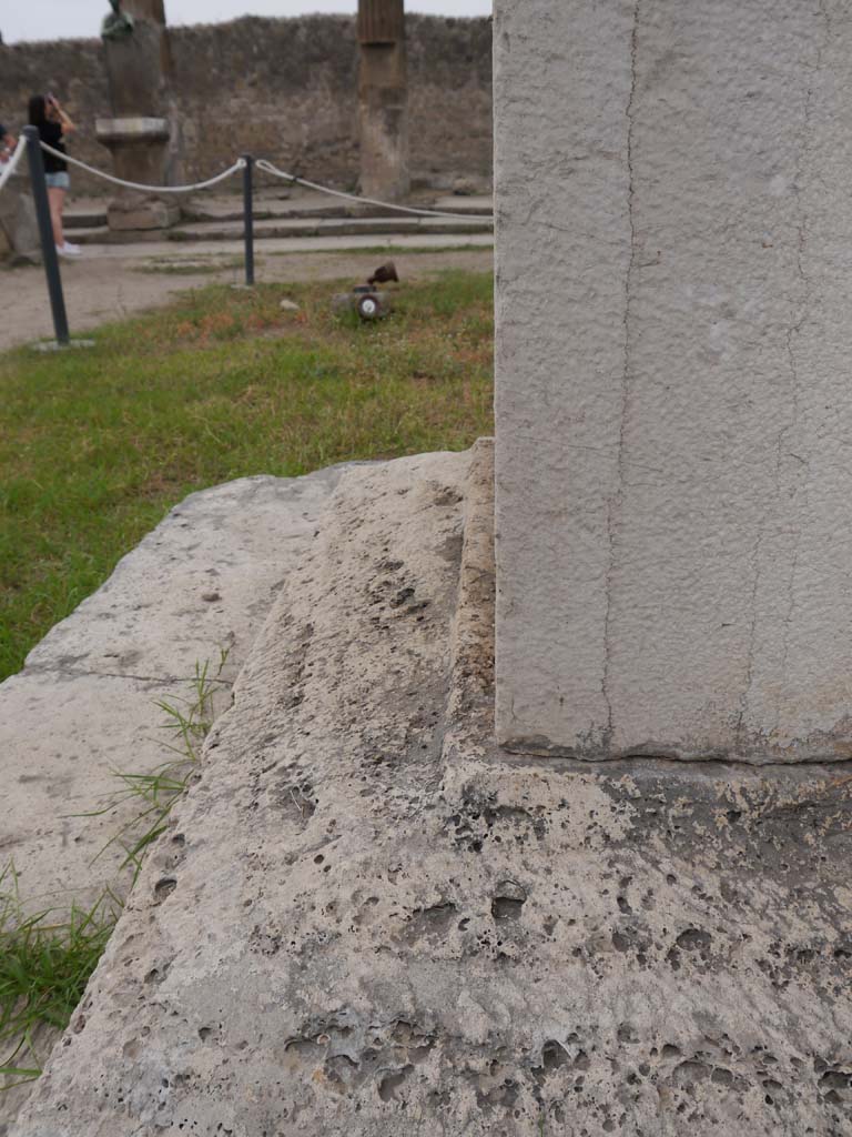 VII.7.32 Pompeii. September 2018. Looking west along south end of base of altar. 
Foto Anne Kleineberg, ERC Grant 681269 DÉCOR.
