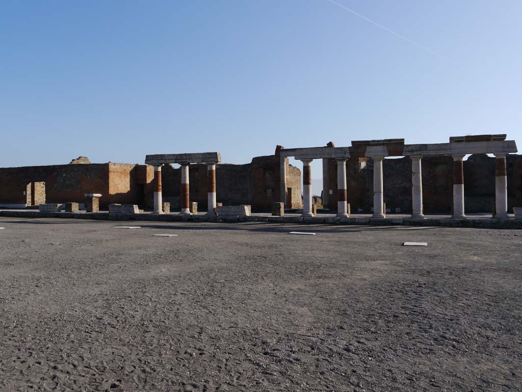 VII.8.00, Pompeii. March 2019. Looking towards east side of Forum, with VII.9.1, entrance on right, and VII.9.2, entrance on left.  
Foto Anne Kleineberg, ERC Grant 681269 DÉCOR.
