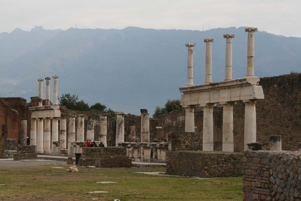 VII.8 Pompeii. April 2010. Looking towards the south-west corner of the Forum, and along the west side.
Photo courtesy of Klaus Heese.
