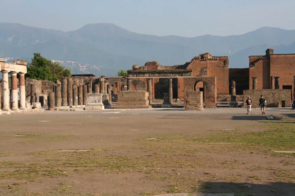 VII.8.00 Pompeii. April 2011. Looking towards south-east corner. Photo courtesy of Klaus Heese.