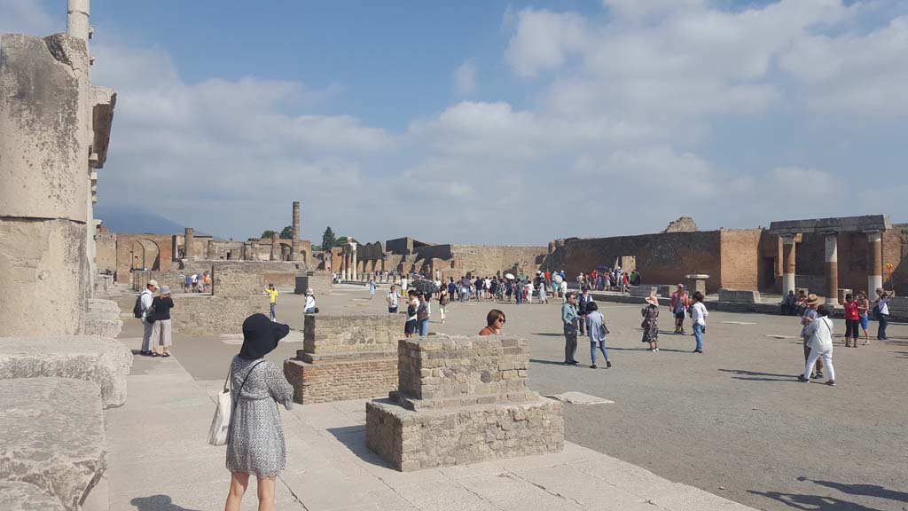 VII.8.00 Pompeii. September 2019. Looking north-east across Forum, from west side. Photo courtesy of Klaus Heese.