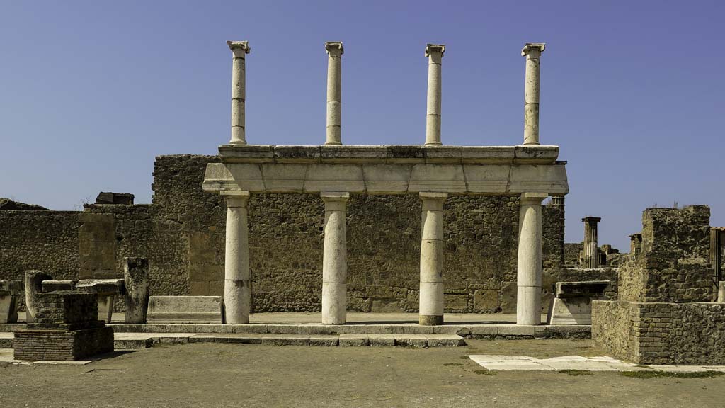 VII.8 Pompeii Forum. August 2021. Looking towards west side with two-tier portico. Photo courtesy of Robert Hanson.