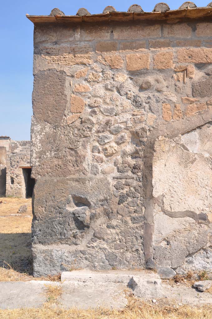 VII.8.01 Pompeii. July 2017. Exterior wall at side of east side of doorway of Temple.
Foto Anne Kleineberg, ERC Grant 681269 DÉCOR.
