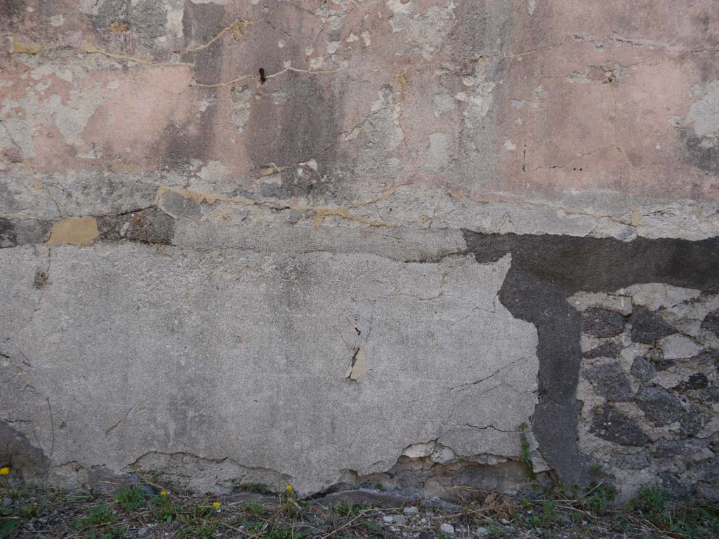 VII.8.01 Pompeii. September 2018. Detail of east wall with remaining painted decoration.  
Foto Anne Kleineberg, ERC Grant 681269 DÉCOR.

